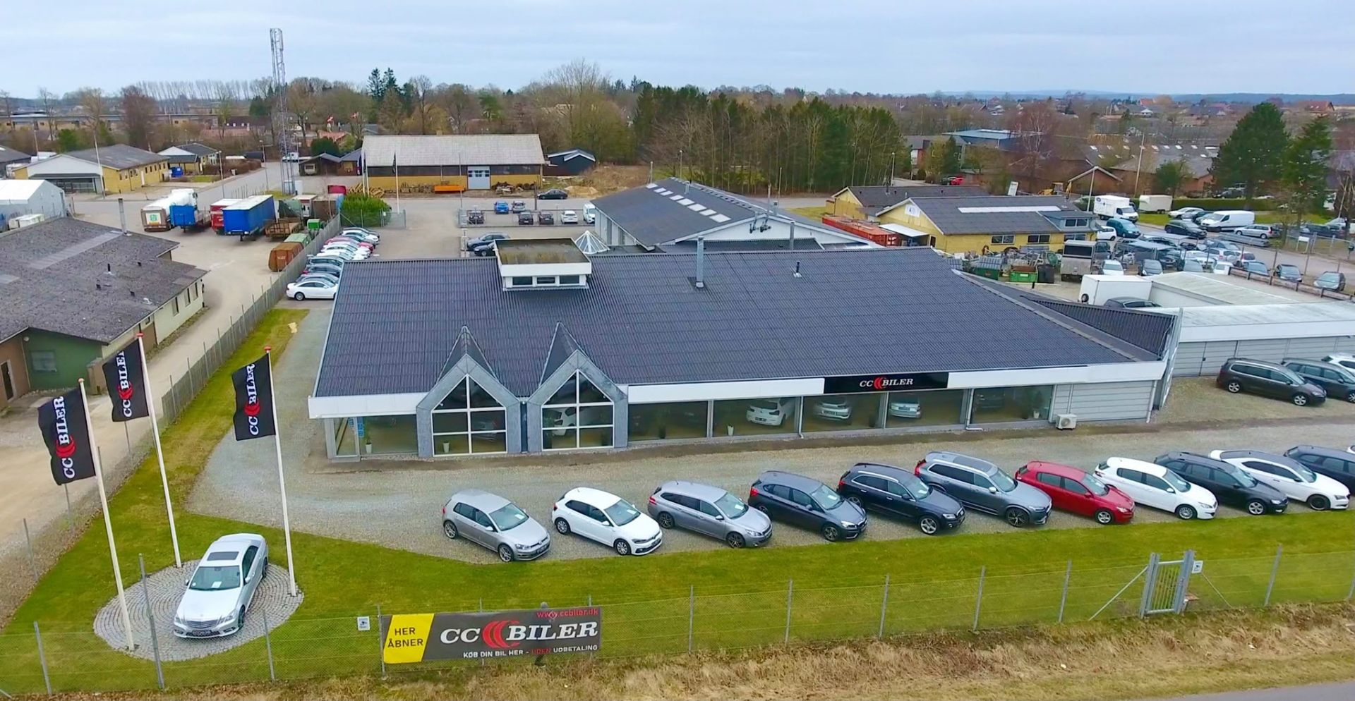 Luftfoto af CC Bilers bilhus i Middelfart med stort udvalg af brugte biler